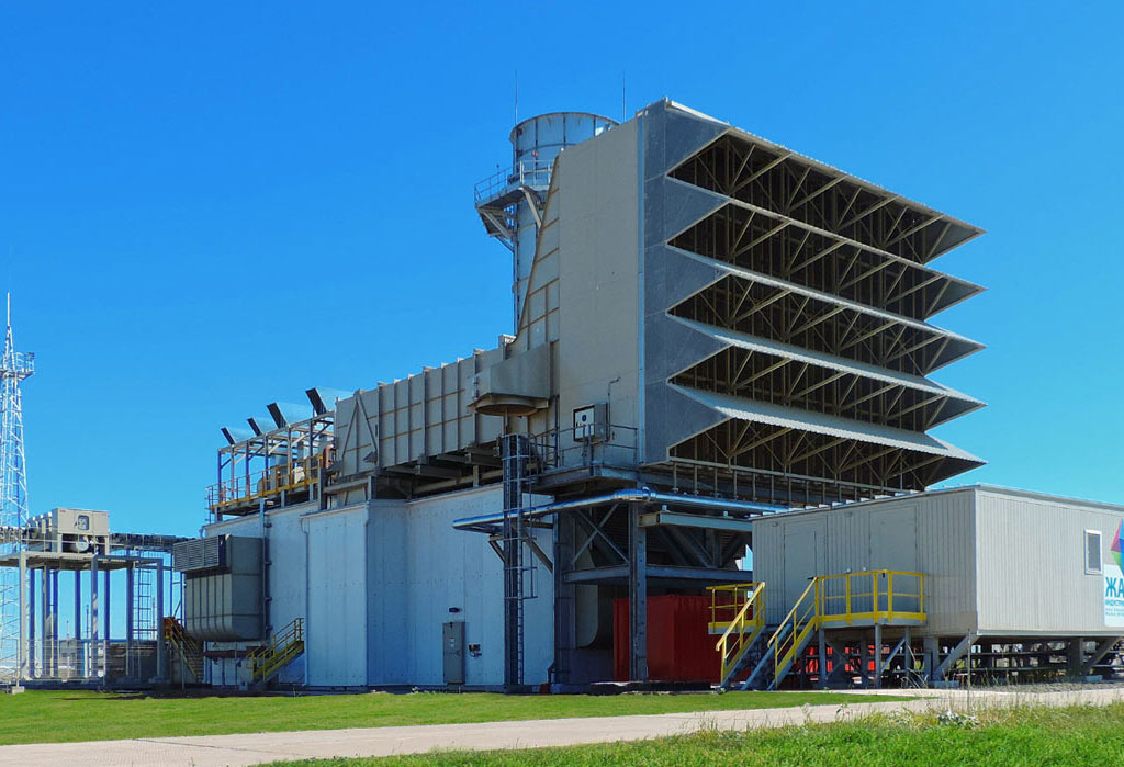 Видеода бойжеткен мастурбация жасап, сперма жасайды.